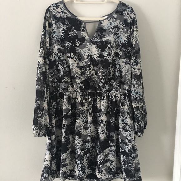 Flowy Dress with Cut Out Detail 🖤SALE🖤 - Picture 1 of 3